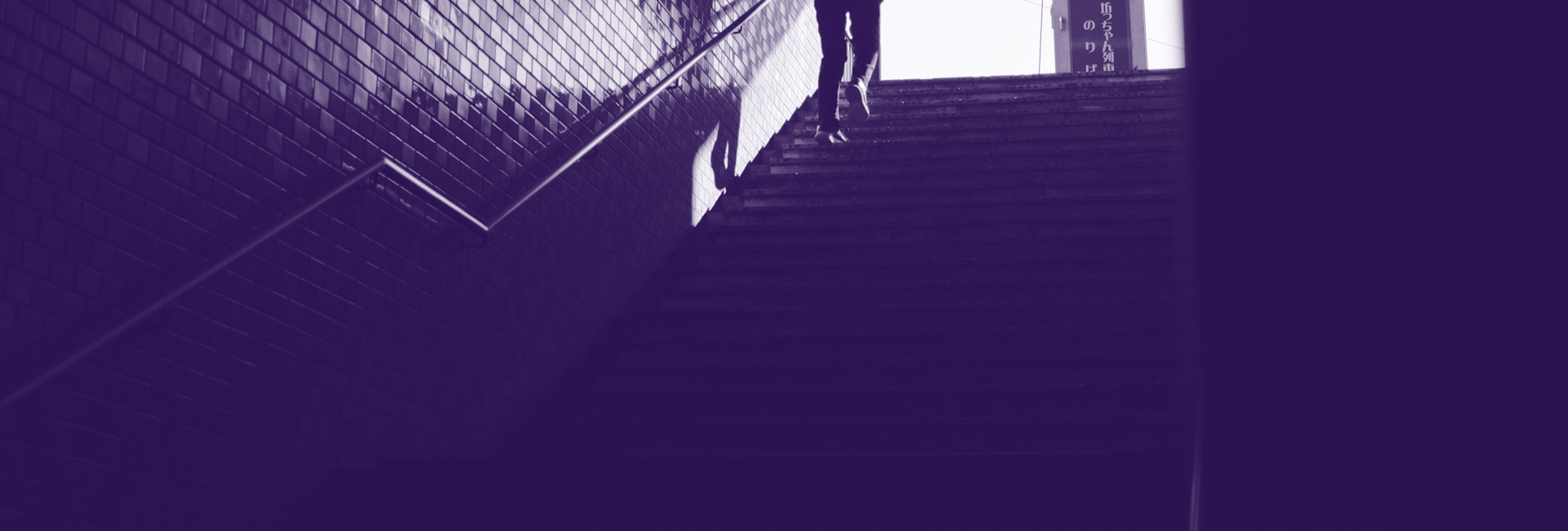 Obrázok človeka na schodoch