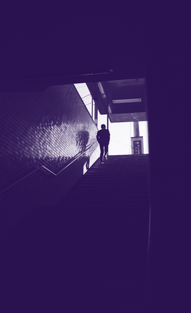 Obrázok muž kráčajúci po schodoch
